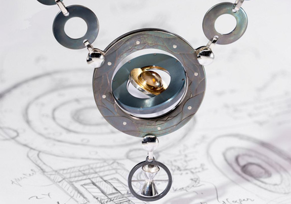 Collier, “Universum”, 295 Zilver met titanium en 24 k goud, maansteen, citrien en onyx cabochons. Collier ca. 50 cm, centrale hanger 45 mm