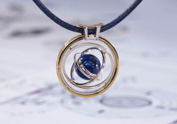 Collier, 925 zilver, messing en leer,  twee lapis lazuli en vuuropaal cabochons, collier 45 cm, centrale hanger ca. 30 mm